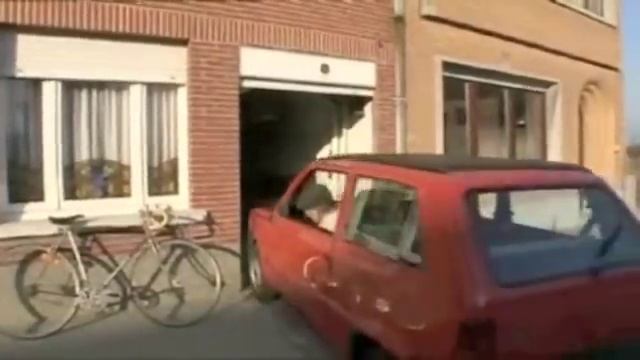 Old man parks his car (ENGLISH SUBTITLES) смотреть онлайн
