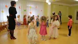 Веселая игра на утреннике 8 Марта  в детском саду Младшая группа