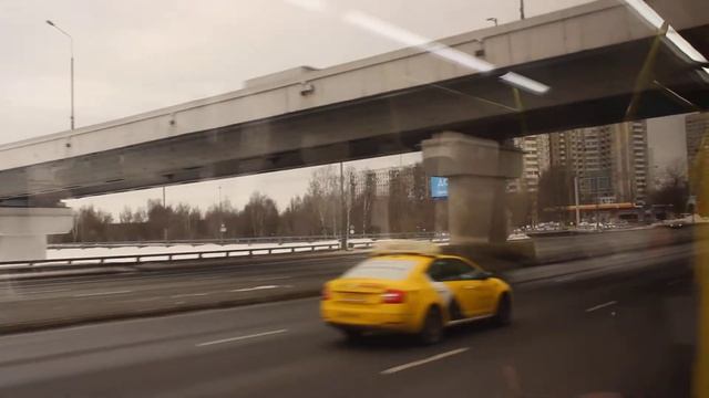 Съезжаем с МКАД на Каширское шоссе и едем к метро Домодедовская по маршруту 837 смотреть онлайн