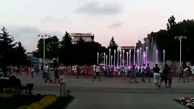 Анапа. Театральная площадь. Поющие фонтаны смотреть онлайн