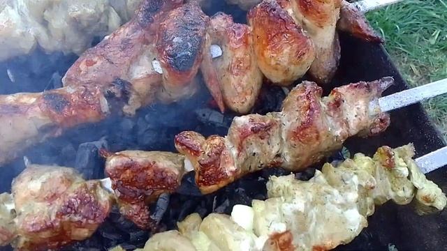 Копаю грядки под викторию.Жарим шашлыки. смотреть онлайн