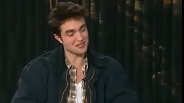 Robert Pattinson Talks About Playing Piano On The Set смотреть онлайн