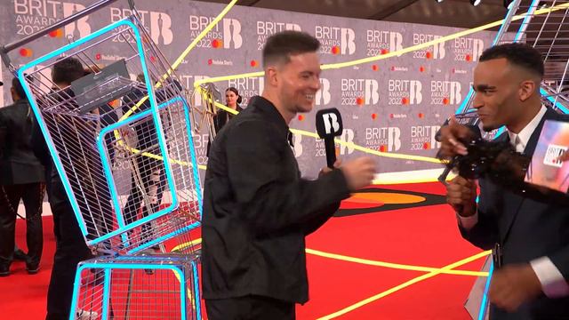 Nella Rose is a professional fan girl | The BRIT Awards 2022 смотреть онлайн
