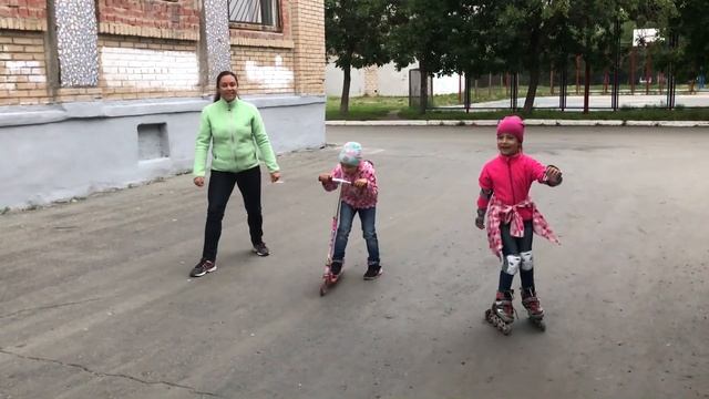 Девочки соревнуются, кто быстрее? Ролики,самокат или бег. смотреть онлайн