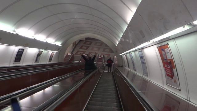 Чувак едет по эскалатору!!! смотреть онлайн