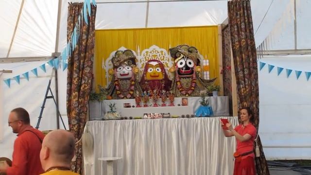 ЕС Тривикрама Свами | Гаура Арати и киртан смотреть онлайн