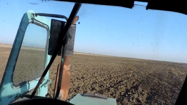 ?Борона с Сегментами 7 метров захват. Трактор Т-40 обрабатывает землю