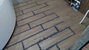 Повторно затираю пол черной затиркой