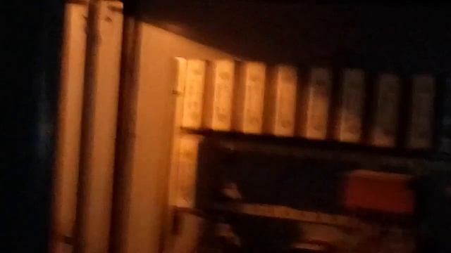 юный лифтёр проверяет советский лифт