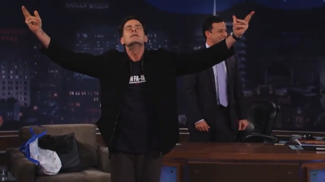 Чарли Шин поцеловал ведущего в губы смотреть онлайн