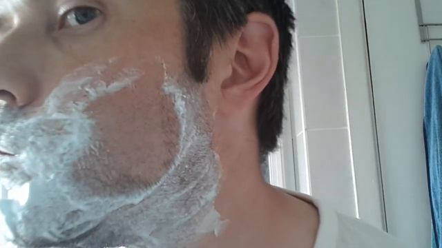 Shaving my beard off with the Tops BOB Knife смотреть онлайн