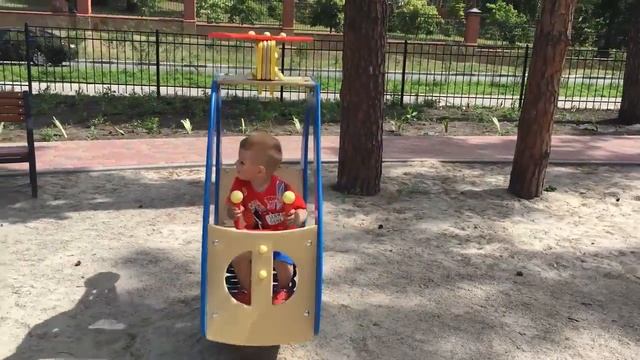 Видео для детей. Детская площадка. Ярослав играет в песочнице на детской площадке. смотреть онлайн