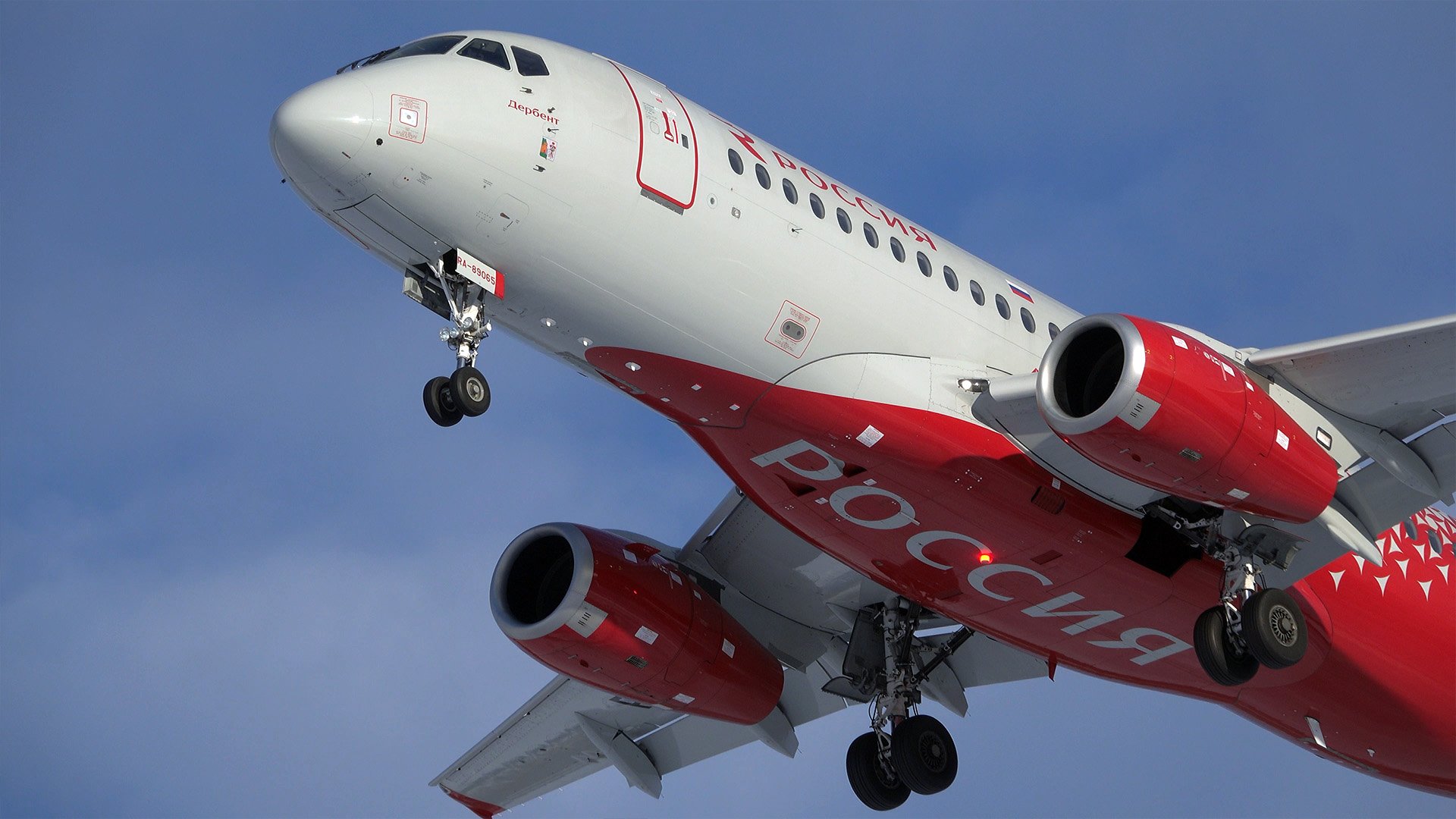 Женщина-пилот поднимает "Суперджет" в небо из Шереметьева. А мужчина сажает другой такой же самолёт. смотреть онлайн