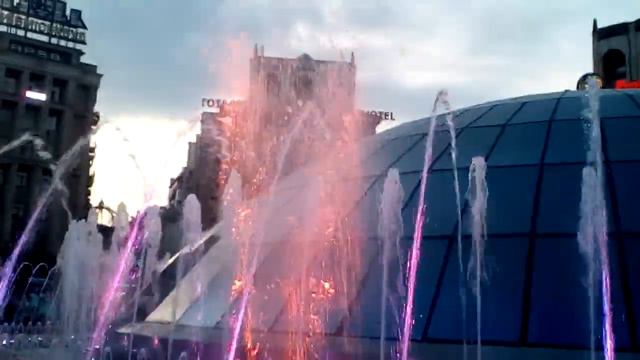 Смотрим на танцуюсщие фонтаны с музыкой, намочились) смотреть онлайн