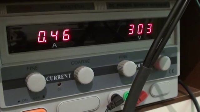 Разряд 750-800 вольт на воду с электролитом слабой концентрации. смотреть онлайн