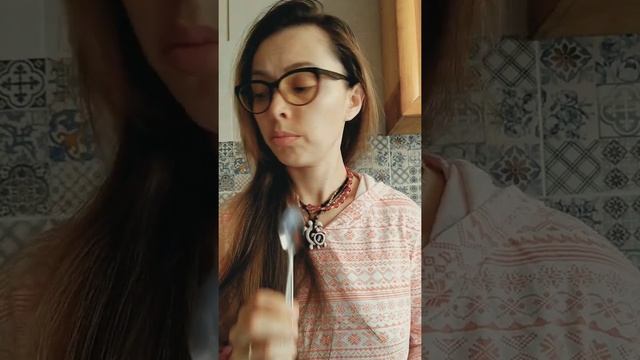 Как чистить язык с помощью языкочистки или ложки. смотреть онлайн