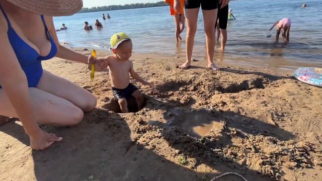 Приехали КУПАТЬСЯ на Волгу и ОСТАЛИСЬ БЕЗ МАШИНЫ😱 смотреть онлайн