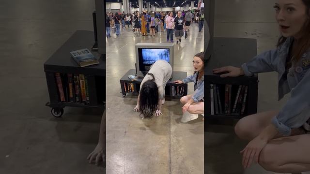 The Ring Cosplay Spotted at Comic Convention || ViralHog смотреть онлайн
