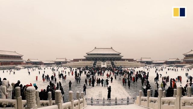 Snow falls on the Forbidden City in Beijing, China смотреть онлайн