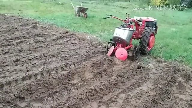 Посадка картошки самодельной сажалкой. смотреть онлайн