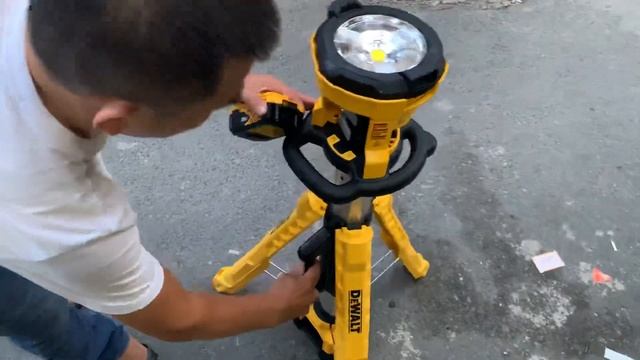 Đèn pin công trường Dewalt DCL079 Mỹ về new, 3000 lumen, cao 2m5 lh 0962232180 смотреть онлайн