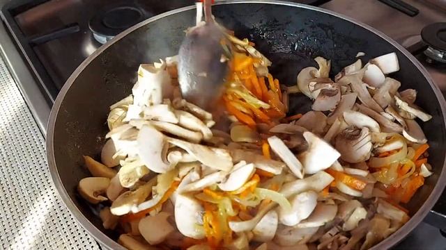 КУРИНЫЕ ГОЛЕНИ С ГРИБАМИ ?В СМЕТАНОЙ ЗАЛИВКЕ!!! смотреть онлайн