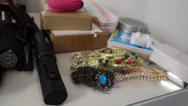 DECLUTTER & ORGANISE WITH ME | My dressing table & storage tips смотреть онлайн