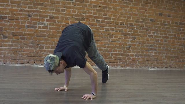 17. Air baby (Freeze) | Видео уроки брейк данс от "Своих Людей" смотреть онлайн