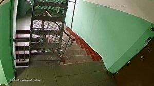 Тётка сыт в подъезде. Смотреть до конца.