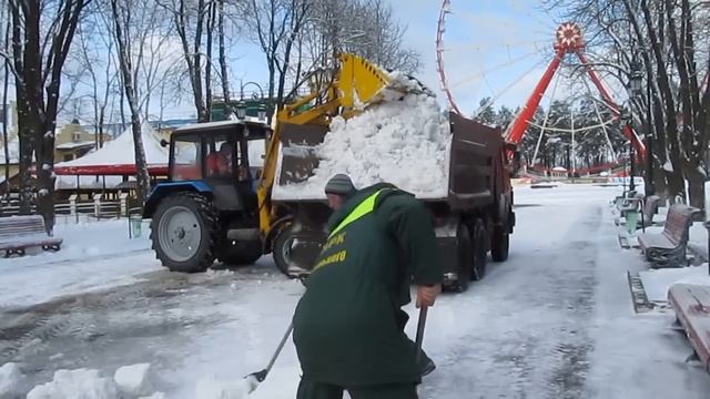 Снегопад Трактор грузит снег Парк Горького Харьков смотреть онлайн