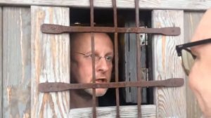 По башке себе стучи