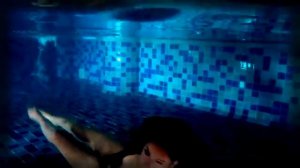 Девушка в бассейне