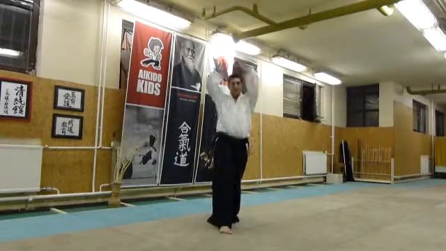 kihon tsuki hanmi tatte boken /sword [TUTORIAL] basic Aikido weapon technique 合気剣 合気剣 смотреть онлайн