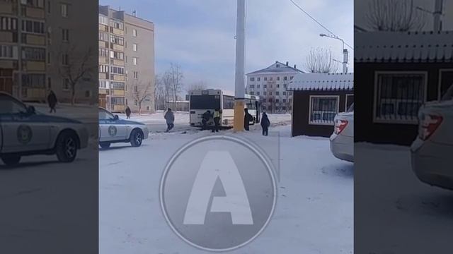 Вытолкали автобус на остановке в Костанае смотреть онлайн