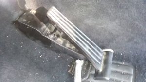 How to remove gas pedal off Bmw E46 330 325 E38 740 E39 M5 540i 530i 525i