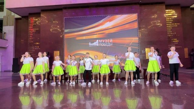 Музей Победы. Песня "Пусть всегда будет солнце" смотреть онлайн