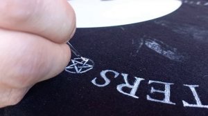 Восстановить рисунок на футболке.