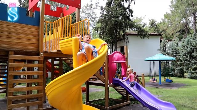 Эмма и Тима в Мини Клубе в Турции 🌴 Playground for children / Funny video 2019 смотреть онлайн