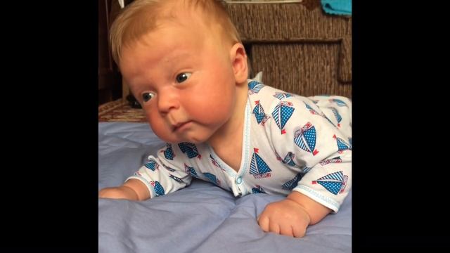 Ребёнок 2 месяца хочет ползти ? Моему сыну 8 недель!