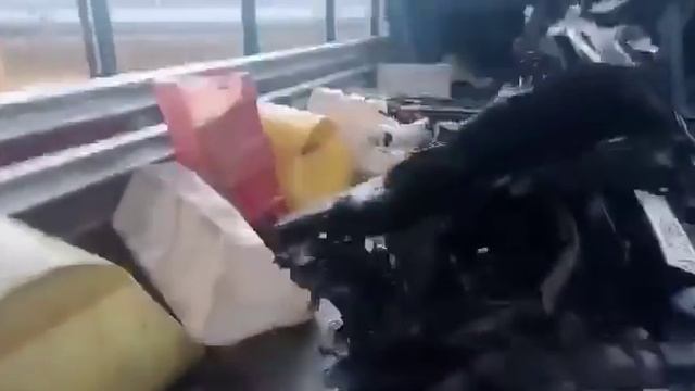 Проехал сквозь пролет моста и остался живой