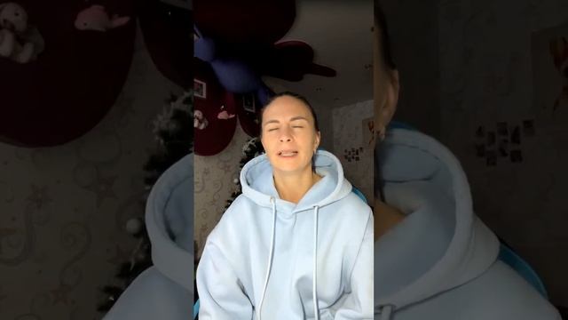 Расслабленная счастливая женщина. Медитация и молитва смотреть онлайн