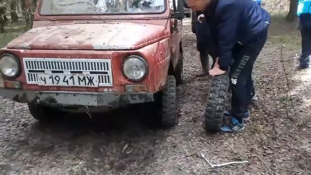 Как поменять колесо на луазе при помощи сына и 2х родственников ?? смотреть онлайн