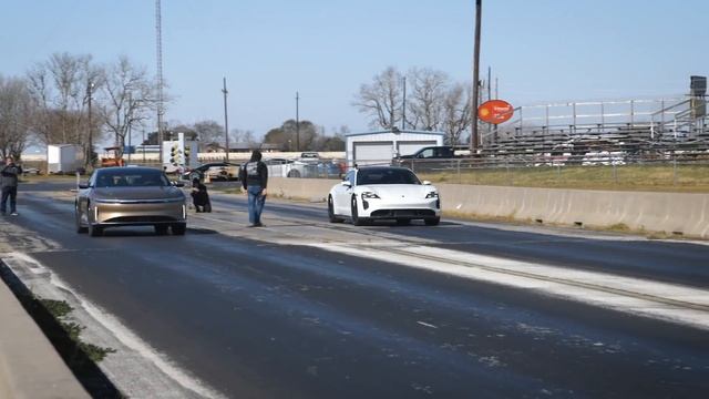 LUCID AIR vs TAYCAN * 1,111 HP Lucid Air vs Porsche Taycan Turbo S 1/4 Mile Drag & Roll Races смотреть онлайн