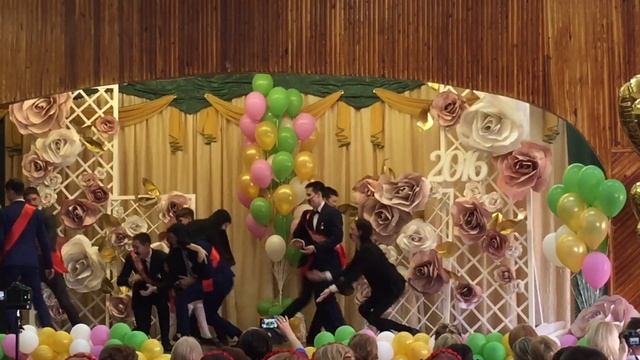 Ведущая Елена Щеглова. Последний звонок смотреть онлайн