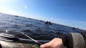 Ловля корюшки с лодки на финском заливе. Спасение человека в штормовые волны.