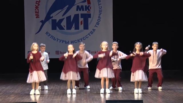 Профессия - мама! Эстрадная студия "Дежа Вю", группа "Эскимо" смотреть онлайн
