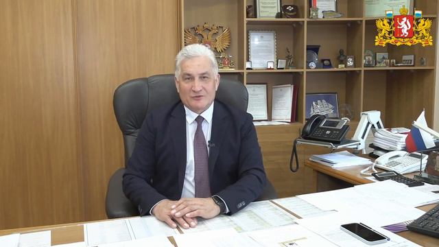 Мужик сидит и что-то говорит, заслуживает уважения и вашего лайка смотреть онлайн