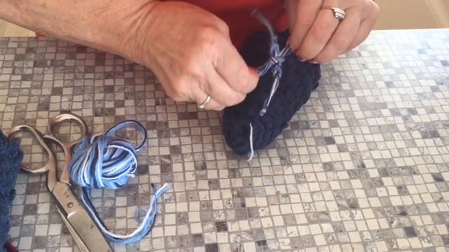 Вяжем тапочки из старых вещей - Часть 3. Украшение смотреть онлайн