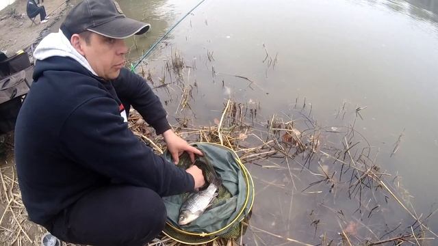 Рыбалка в Астрахане:Камызякский Район. Река Черная.Часть 1 смотреть онлайн