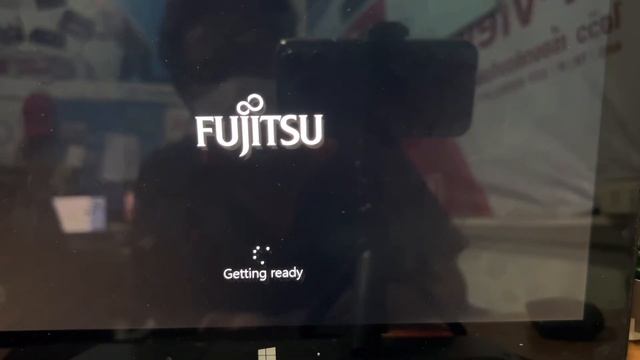 จับ Fujitsu ARROW Tab Q665 มาลง Windows 10 смотреть онлайн
